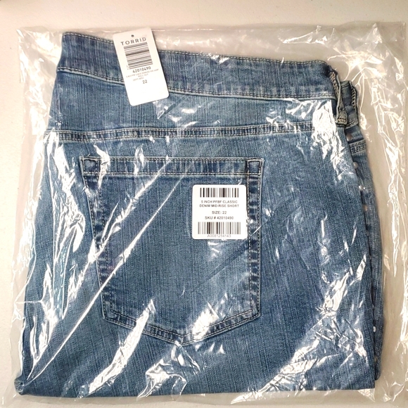 ❤️NWT VINTAGE TORRID SHORTS - 5" BOYFRIEND  STUDDED DENIM - MID RISE - PLUS SIZE - Picture 7 of 16